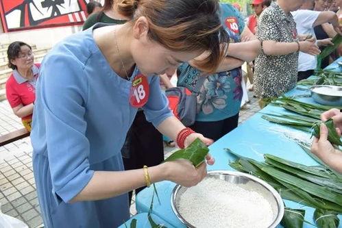 蒙眼转圈寻瓜吃瓜,趣味盎然的转圈吃瓜盛宴