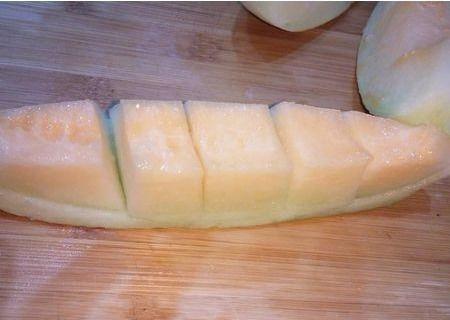 蛇形瓜吃要削皮吗